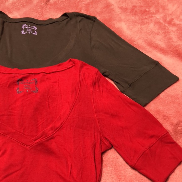Old Navy red and olive green short sleeve v neck tee shirts size small. - Picture 7 of 9